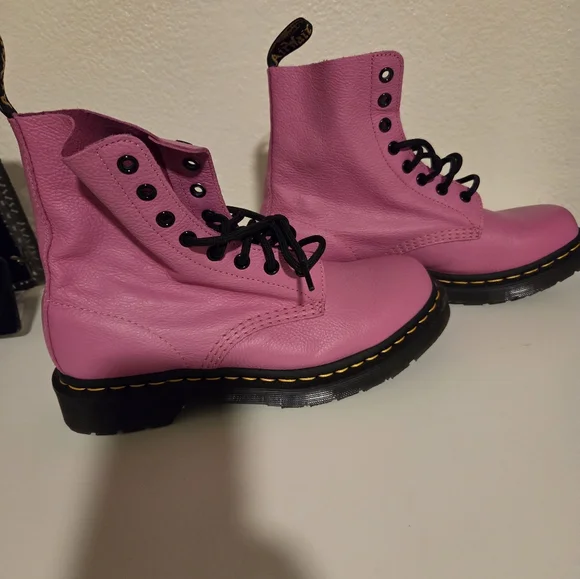 Dr. Martens Pascal Soft Pink Leather Boots Womens 8 New No Box - Picture 2 of 4